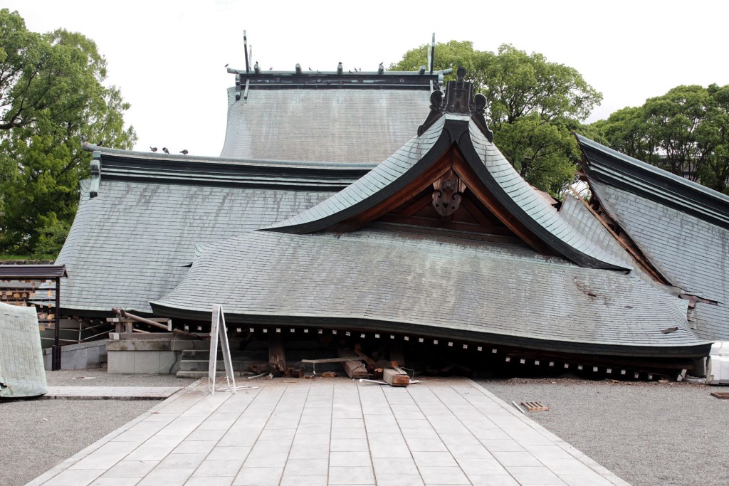 八代最大神社妙见宫震毁。法新社 八代最大神社妙见宫震毁。法新社