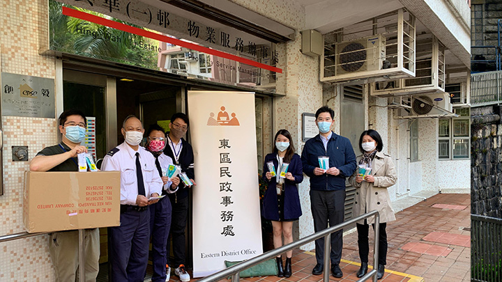 東區民政事務處派發2019冠狀病毒病快速測試套裝。