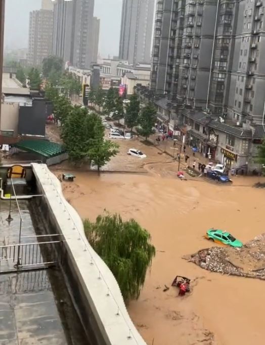 陕西宝鸡暴雨引发洪水，凌晨冲走逾20车辆。