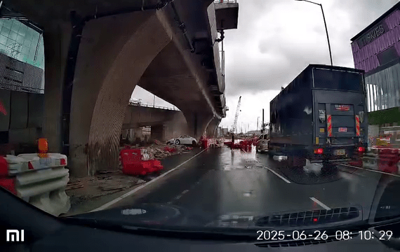 途經司機協助地盤工清理道路。FB:車Cam L(香港群組) 途經司機協助地盤工清理道路。FB:車Cam L(香港群組)
