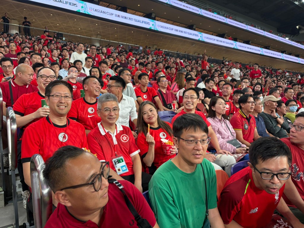 羅淑佩其後在社交平台貼文,分享感受,指今晚啟德體育園好熱鬧,既有體藝館舉行的UTS 網球派對,又有主場館的亞洲杯外圍賽中國香港主場迎戰孟加拉,真的是目不暇給。羅淑佩fb 羅淑佩其後在社交平台貼文,分享感受,指今晚啟德體育園好熱鬧,既有體藝館舉行的UTS 網球派對,又有主場館的亞洲杯外圍賽中國香港主場迎戰孟加拉,真的是目不暇給。羅淑佩fb