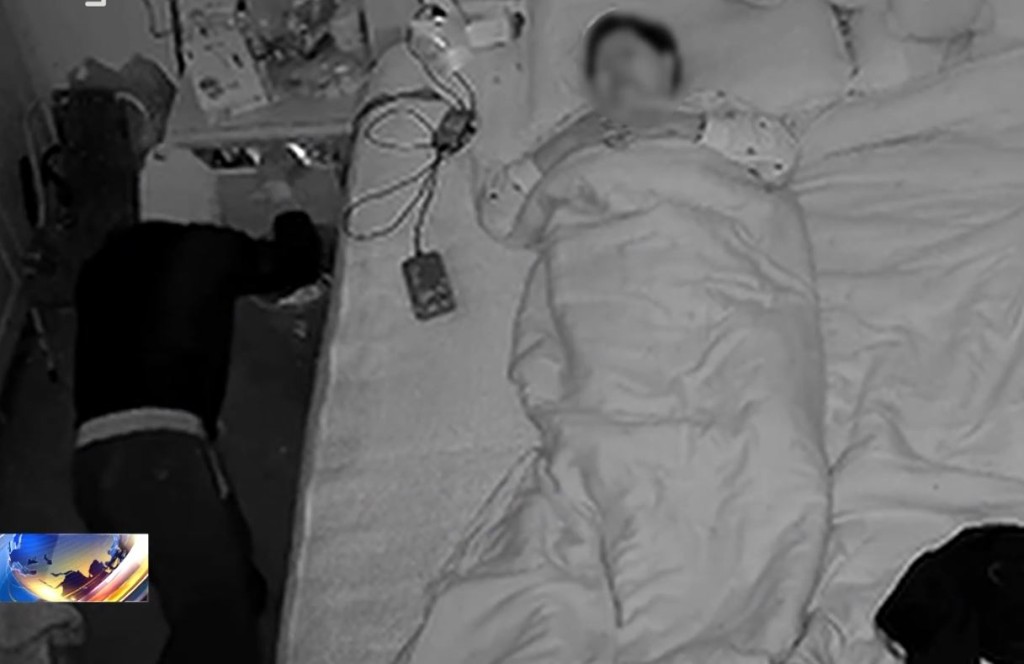 蒙面贼入屋盗窃，女户主装睡自保。法治在线