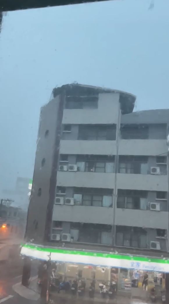 台风格美吹袭台湾，花莲今日开始出现大风豪雨。