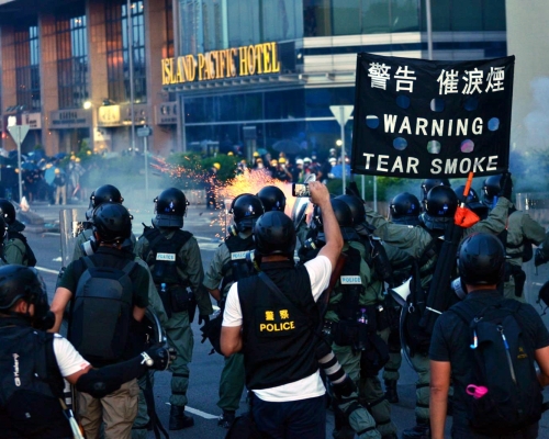 杨光赞扬香港警队一直坚守岗位，忍辱负重，致以祟高敬意。