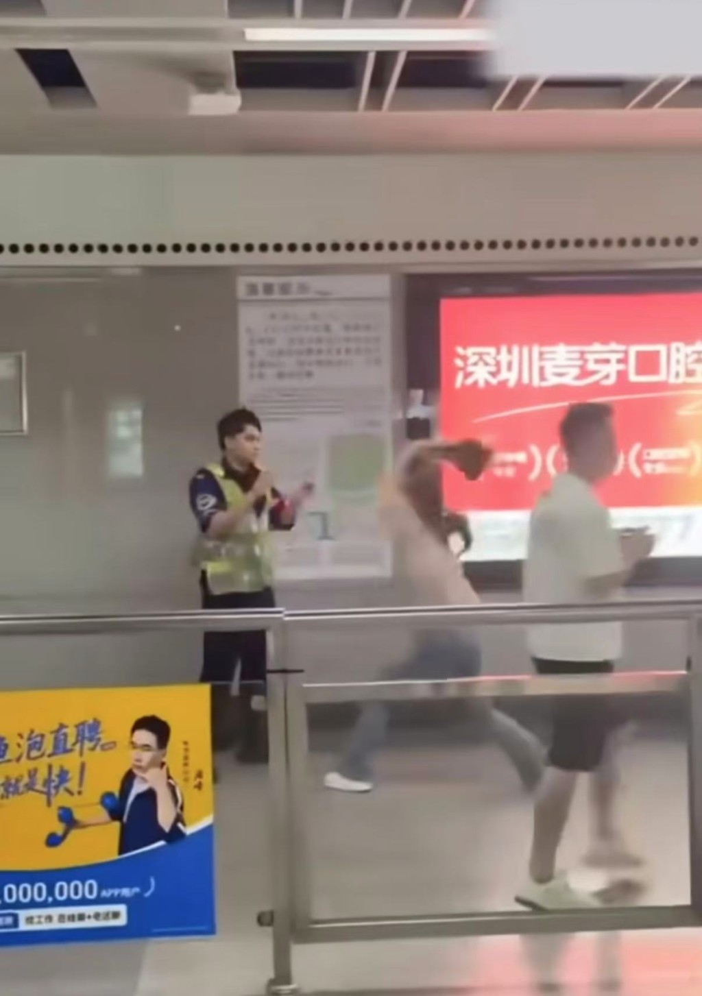 深圳女拒安檢猛砸地鐵工作人員。微博@今事 深圳女拒安檢猛砸地鐵工作人員。微博@今事