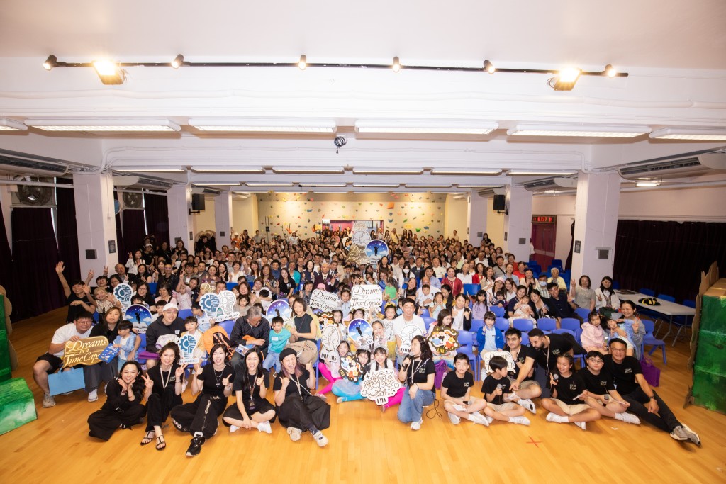 奧福英語音樂劇Dreams in a Time Capsule表演後全場大合照留影。 奧福英語音樂劇Dreams in a Time Capsule表演後全場大合照留影。