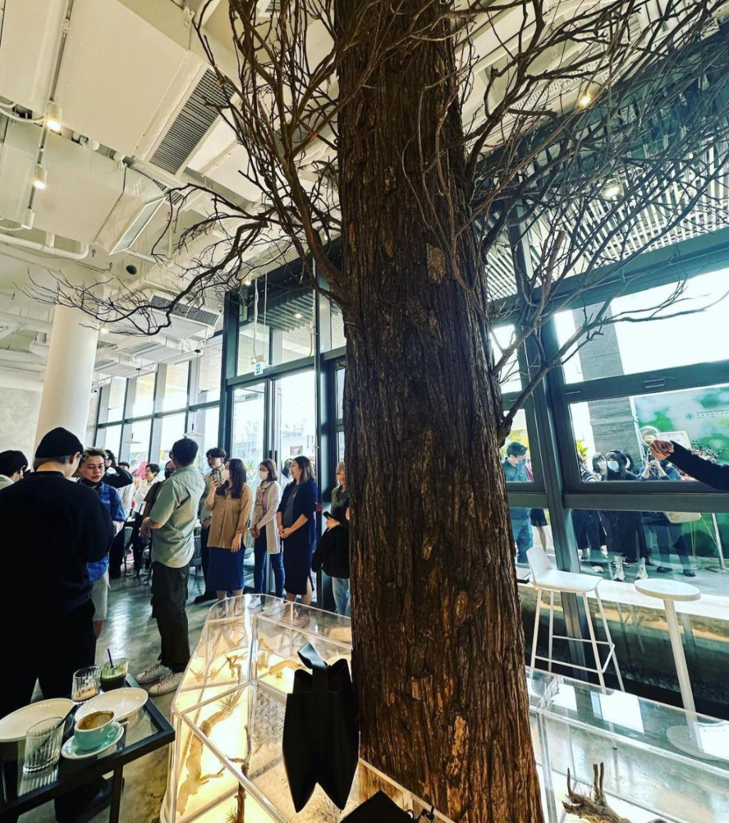 餐廳內有一棵巨型樹木的裝置藝術，據知是由設計師花上足足8日將800塊樹木逐塊拼湊而成。