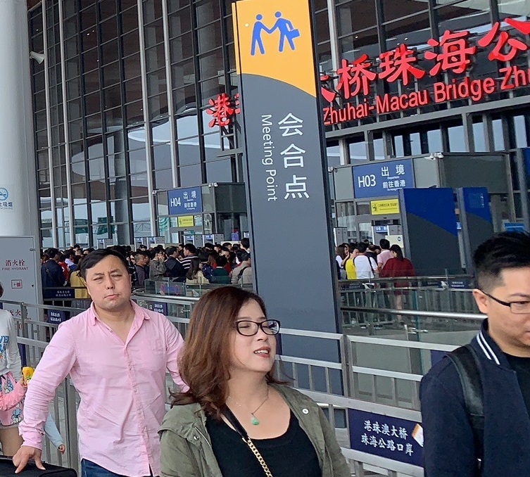 珠海口岸有過百旅客排隊等候入大樓。網上圖片