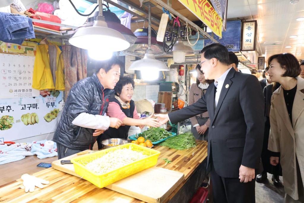 李家超今早與團隊成員前往慶州中央市場,感受當地市井煙火氣息。李家超fb圖片 李家超今早與團隊成員前往慶州中央市場,感受當地市井煙火氣息。李家超fb圖片