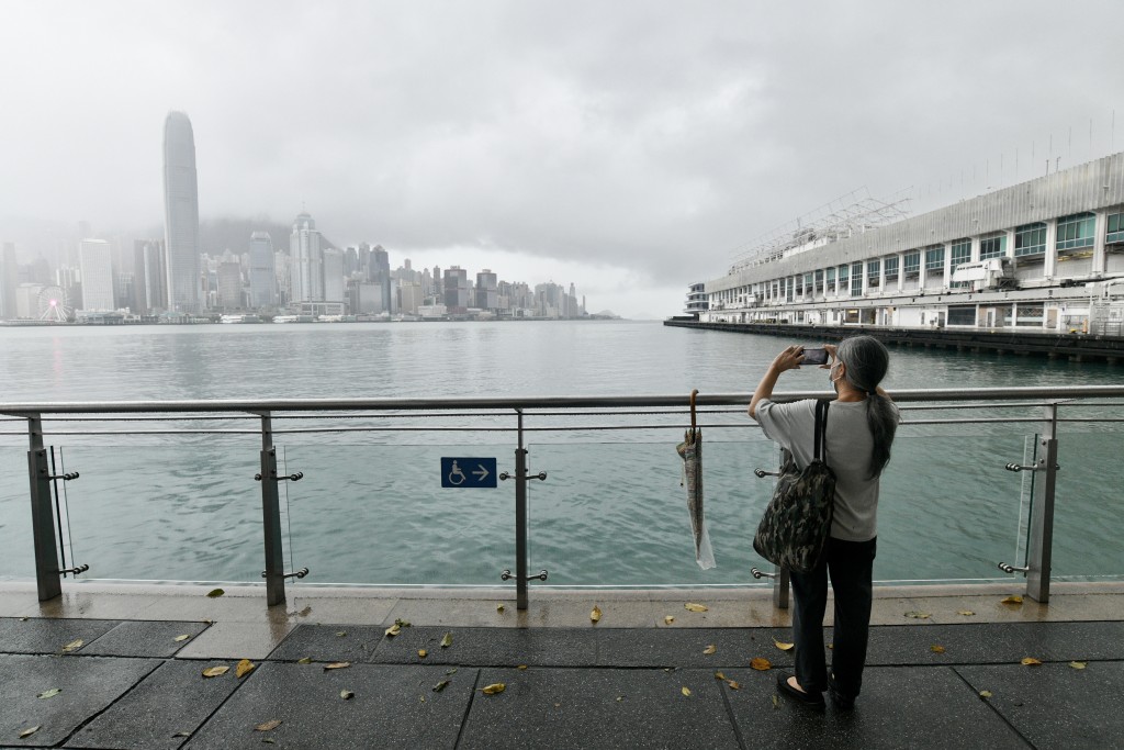 台风「小犬」吹袭香港。卢江球摄