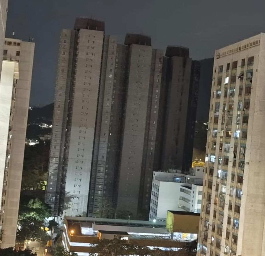 警員從廣福邨向宏盛閣拍攝，發現有反光情況，使單位看似有燈光。