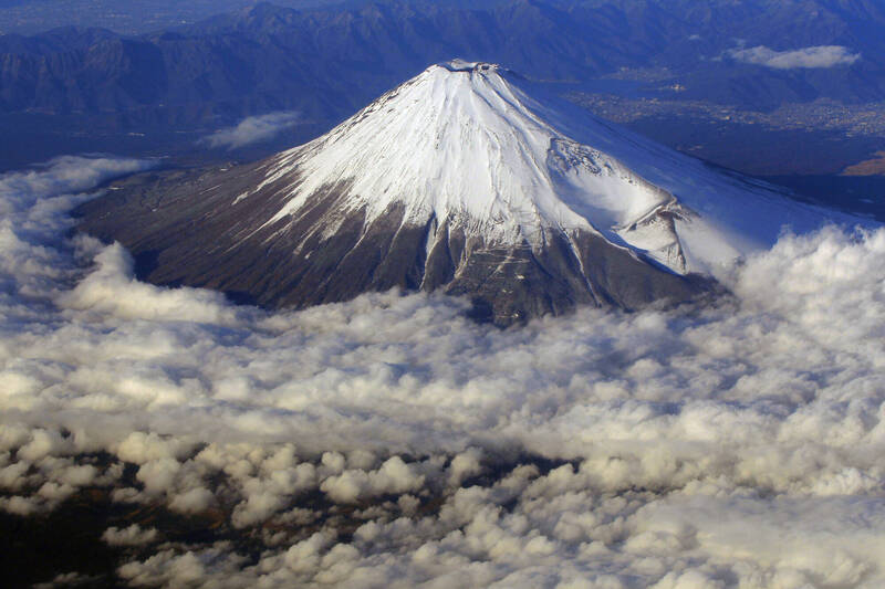 气象厅指出，目前并未确认到富士山有异常。美联社