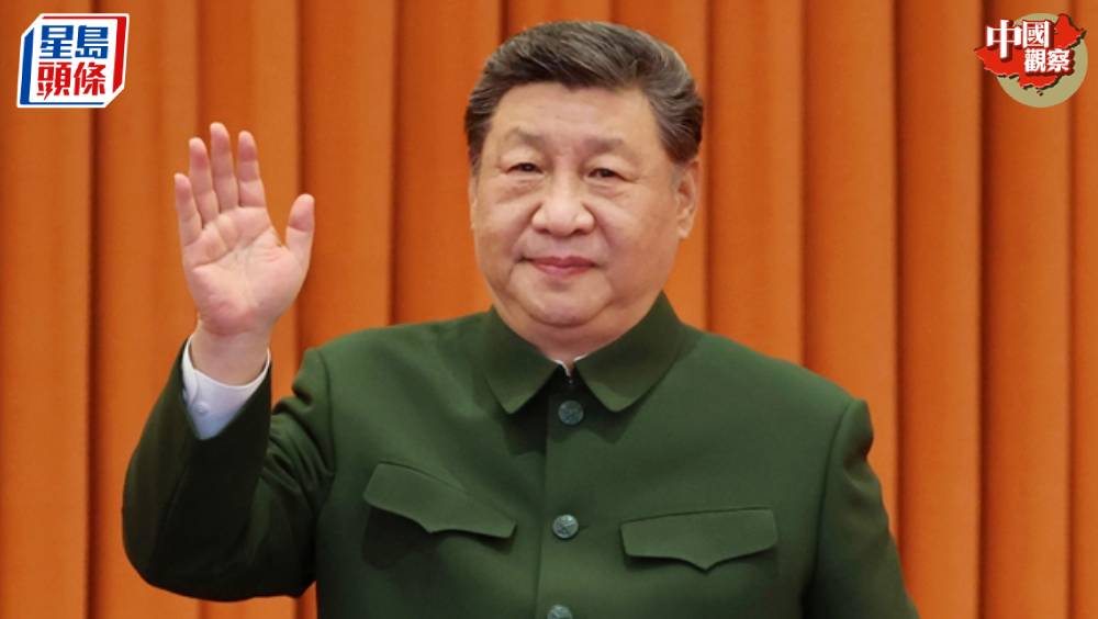 習近平向官兵揮手致意。 新華社