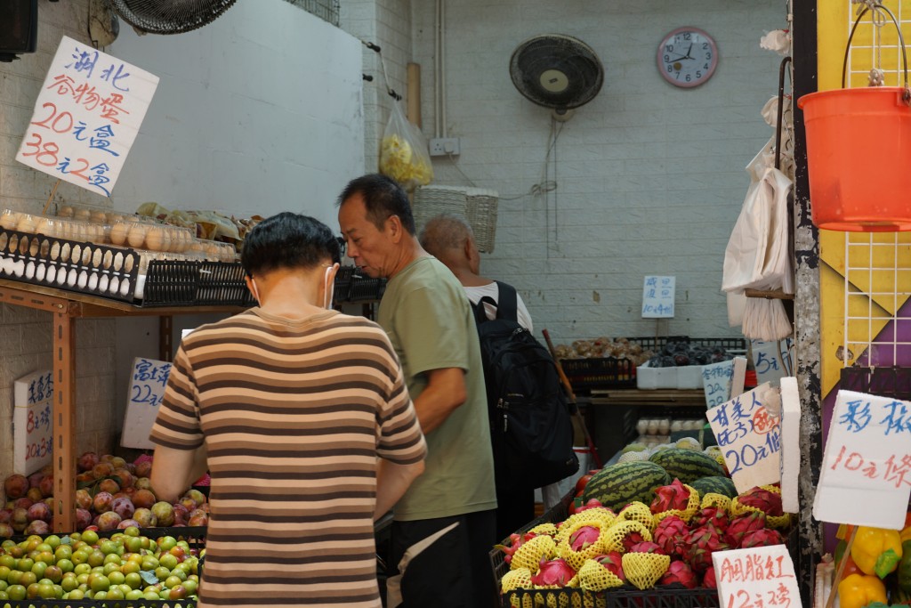 蔬果档店员陈生指店铺最近也有被罚款，坦言严打阻街令生意少了三分一。陈俊豪摄