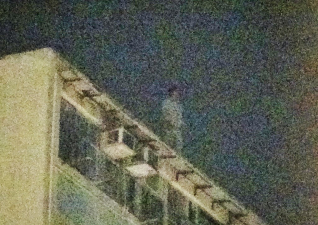男子于大厦天台危站。蔡楚辉摄
