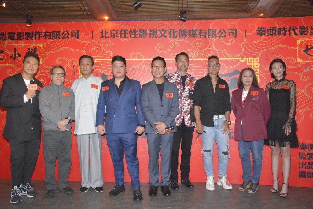 梁家輝以唐裝衫出席發佈會。