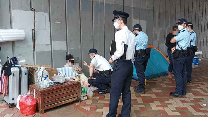上址3名露宿者其後帶同個人物品自行離開。警方提供圖片