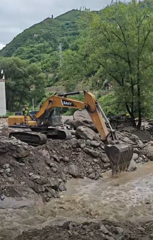 四川甘孜丹巴縣4日傍晚嚴重山泥傾瀉，政府要疏散133名村民。抖音＠胡子大叔啊