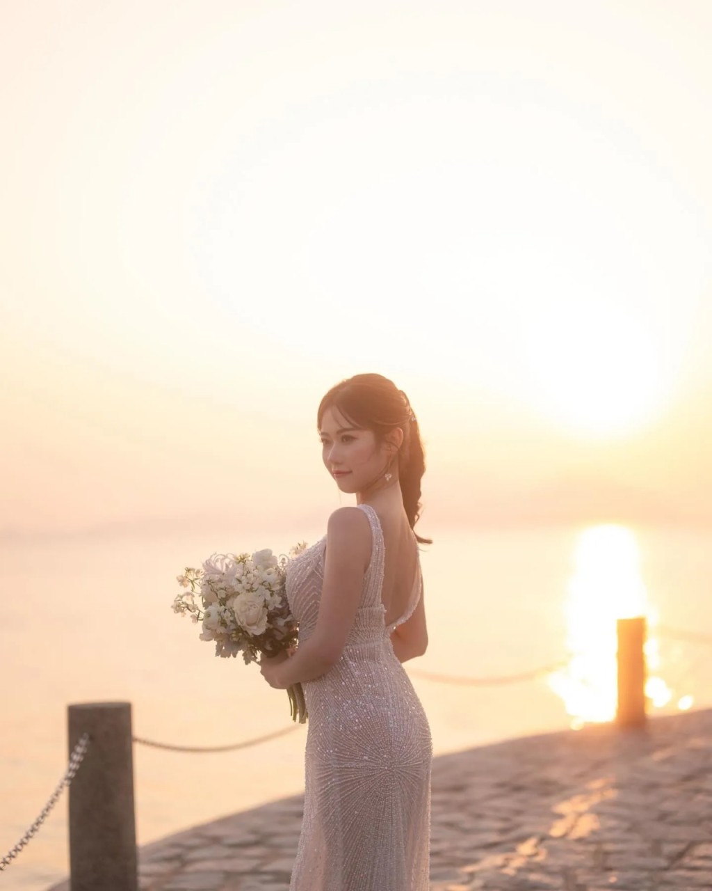 黃婧靈穿上Deep V銀白色透視婚紗盡騷導彈胸及纖細長腿。 黃婧靈穿上Deep V銀白色透視婚紗盡騷導彈胸及纖細長腿。