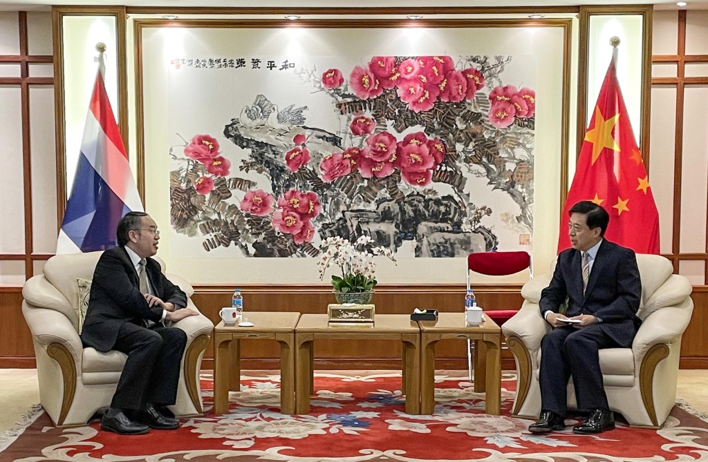 许正宇(左)较早前拜访中华人民共和国驻泰王国特命全权大使韩志强(右)。