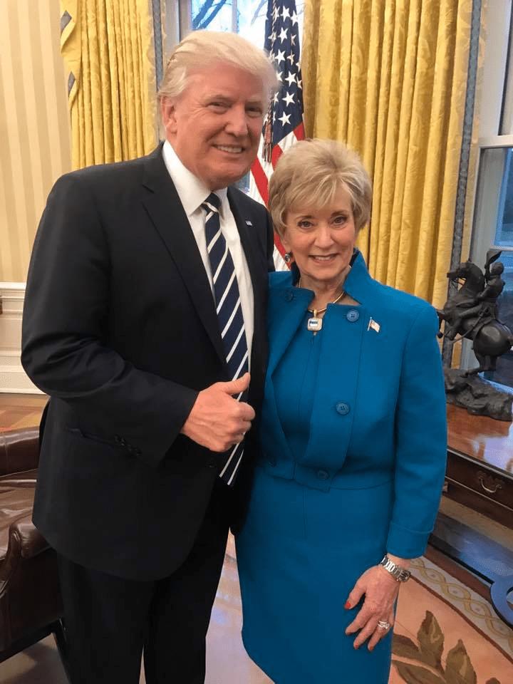 对于商务部长的人选，麦克马洪（Linda McMahon）是其中一名热门人选。