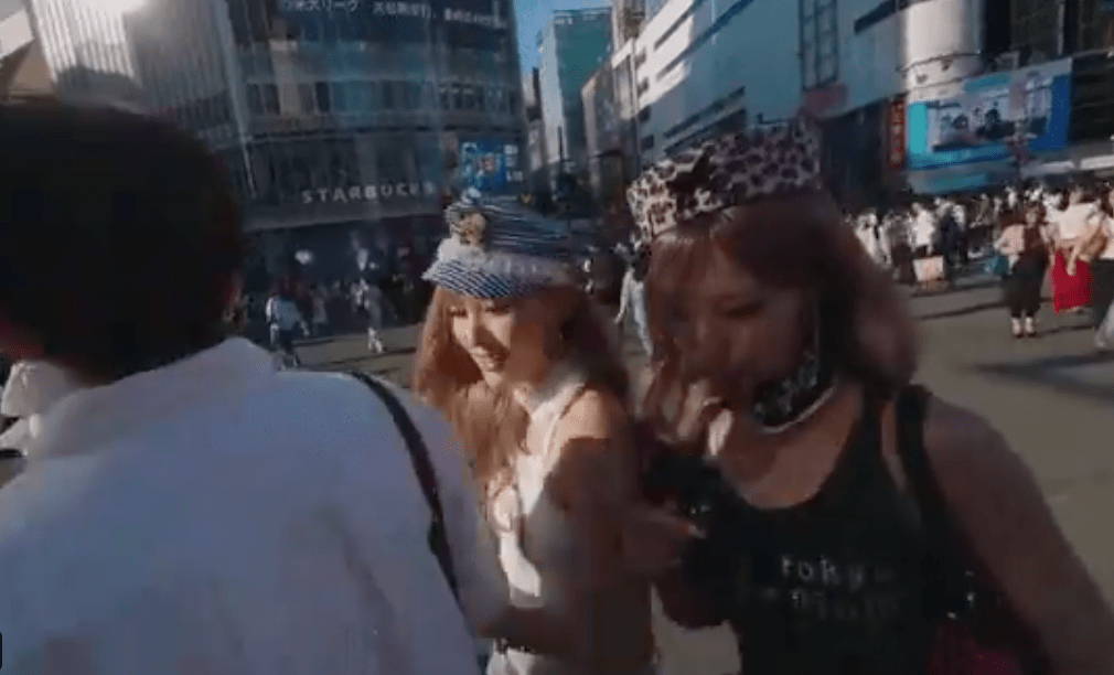 影片清晰拍到，一名身穿白色衬衫的陌生男子在步过马路期间，突然毫无征兆地改变原本的行进方向。X@haeesdal（下同）