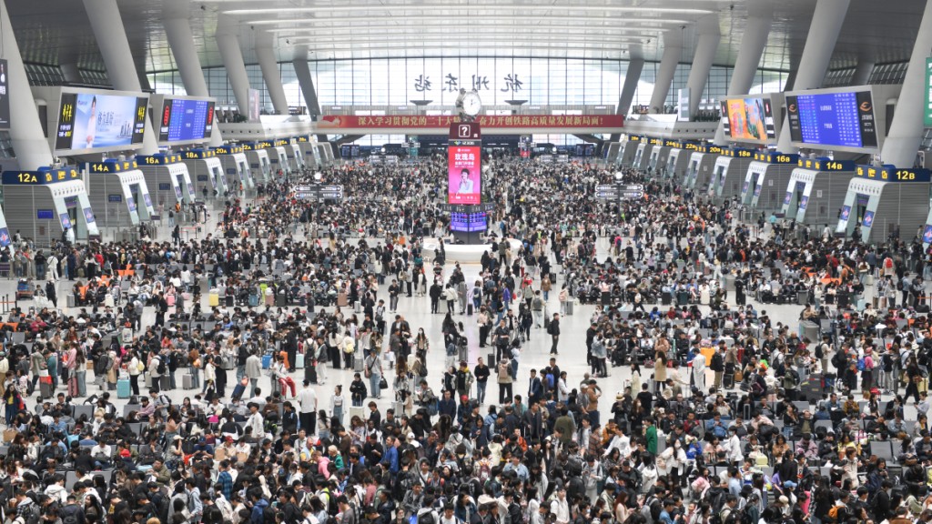 「五一」假期首日，浙江杭州迎來鐵路客流高峰。