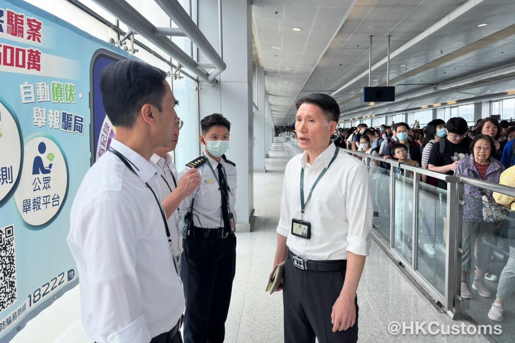 海关副关长（管制及执法）胡伟军与一众口岸指挥官到多个口岸视察通关情况。香港海关facebook图片