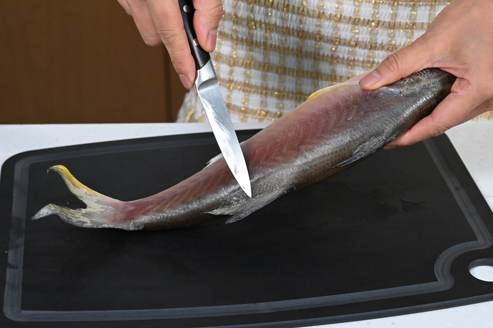 Co Co說魚鮨及頭的位置會有小魚鱗，要刮乾淨。