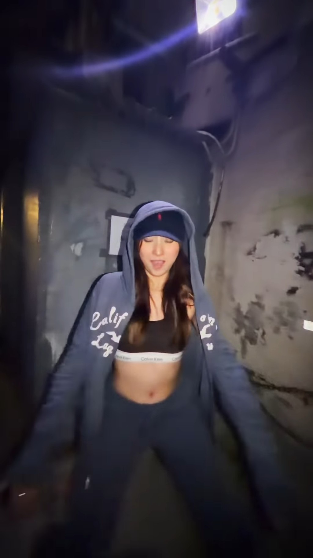 身穿運動Bra Top的鍾柔美大晒纖腰，起勁地對着鏡頭「擺來擺去」地跳舞。