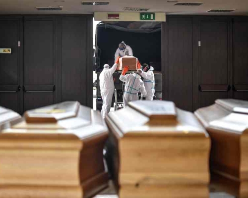 意大利近日的死亡數字又再反彈大幅增加。AP