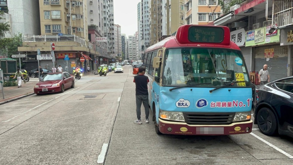 小巴撞電動單車男,右邊車頭凹陷。 小巴撞電動單車男,右邊車頭凹陷。