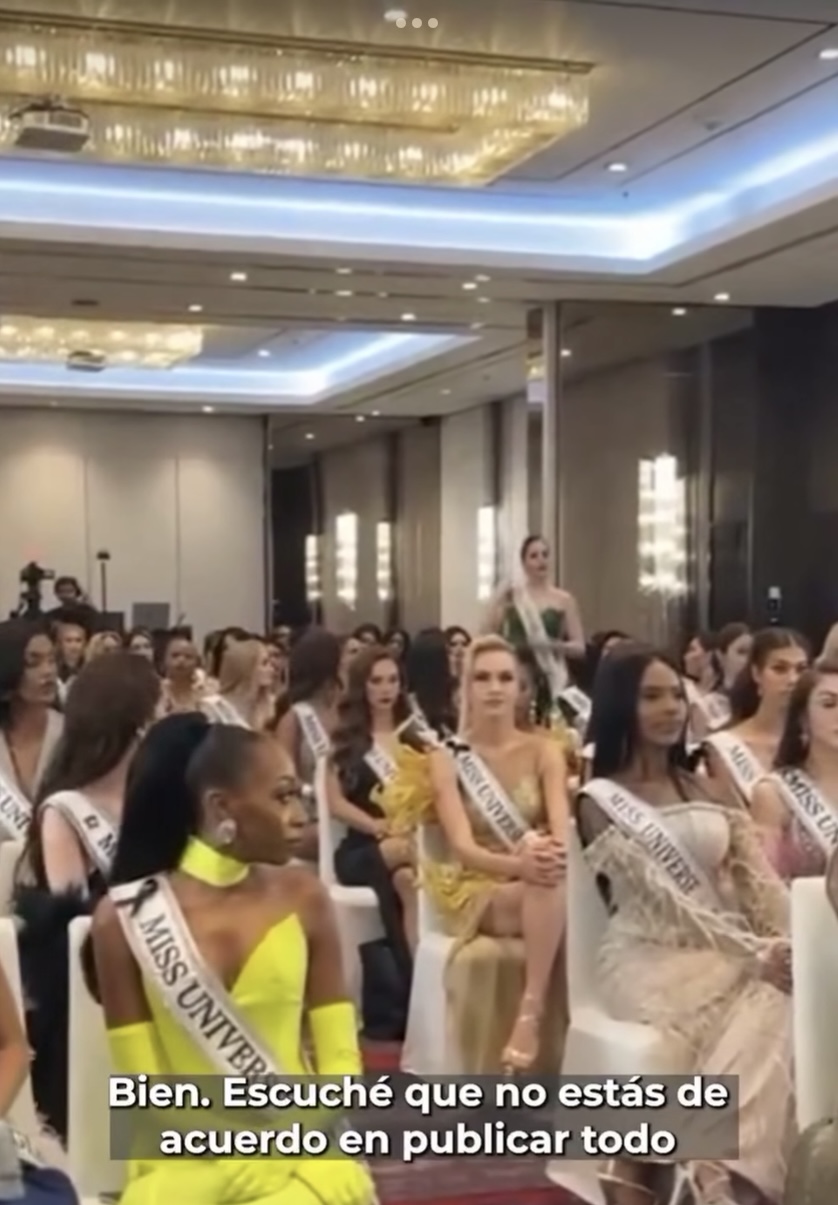 墨西哥小姐站起来回应。 มงกุฎนางงาม - Beauty Pageant