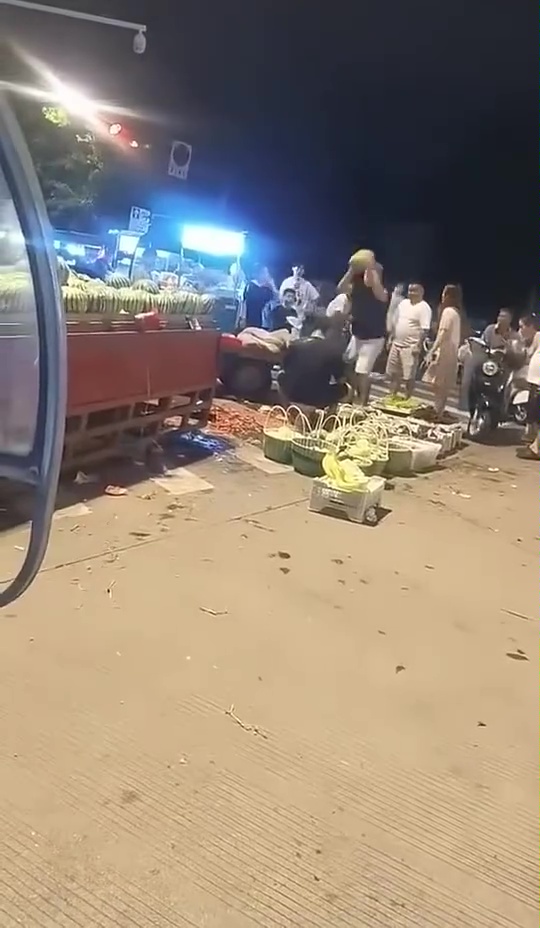 網片曝莽夫向攤主連掟10西瓜爆頭,只因妻子被提醒揀西瓜輕手些。 網片曝莽夫向攤主連掟10西瓜爆頭,只因妻子被提醒揀西瓜輕手些。