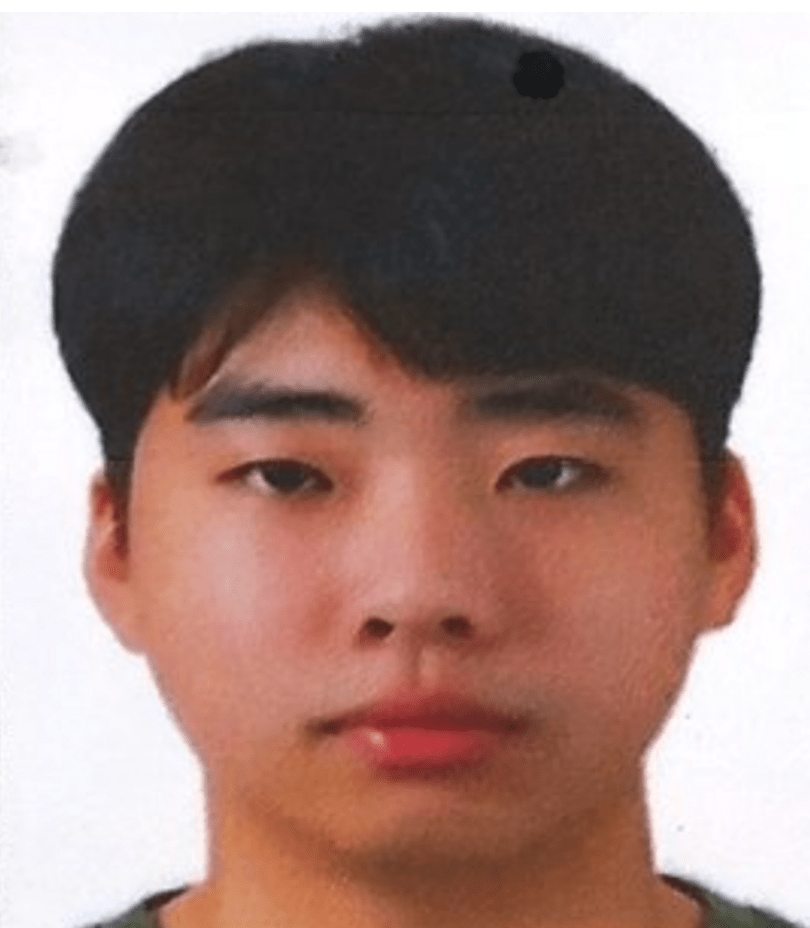 據警方公布的信息，嫌犯名為崔元宗，現年 22 歲。疑犯外貎年輕，粗眉且單眼皮。