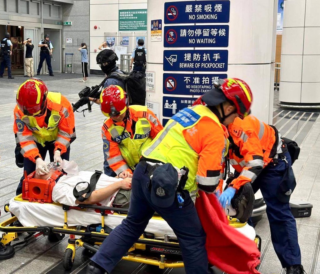 救護人員進入現場為傷者治理傷勢,再轉送醫院。消防處FB圖片 救護人員進入現場為傷者治理傷勢,再轉送醫院。消防處FB圖片