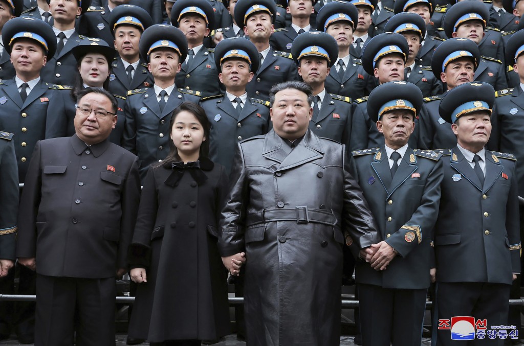 北韩成功发射军事侦察卫星，金正恩曾携女儿金主爱视察国家航空航天技术总局，并与众人合照。美联社