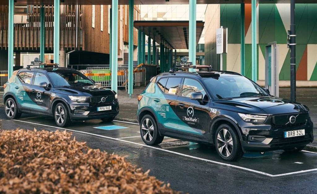 除了能充電的公路，Volvo去年也在瑞典進行泊車位無線充電實測，測試功率超過40kW。