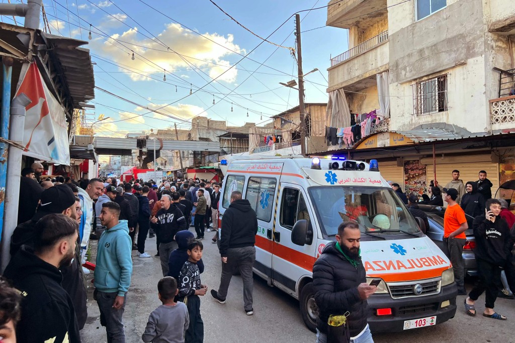 貝魯特以及黎國南部、東部地區均遭到以軍猛烈轟炸。圖為黎巴嫩南部空襲現場,救護車到場運送傷者。法新社 貝魯特以及黎國南部、東部地區均遭到以軍猛烈轟炸。圖為黎巴嫩南部空襲現場,救護車到場運送傷者。法新社