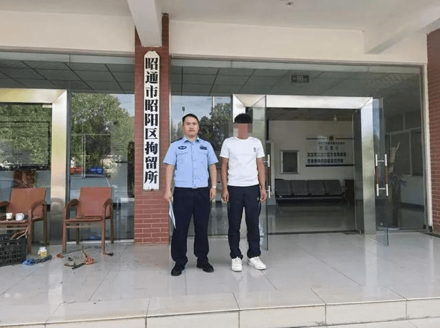 男子駕車截停他人車輛並出示「警察證」被拘。澎湃新聞 男子駕車截停他人車輛並出示「警察證」被拘。澎湃新聞
