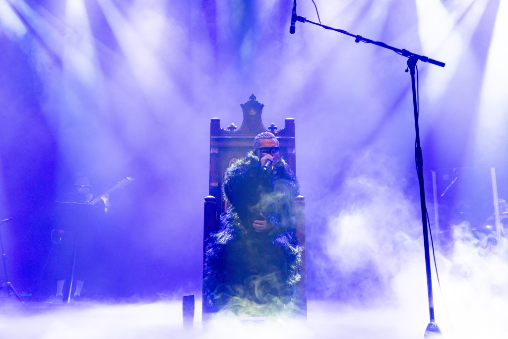 演唱會配合「心傷王子」主題,舞台中央放置一張皇座。 演唱會配合「心傷王子」主題,舞台中央放置一張皇座。