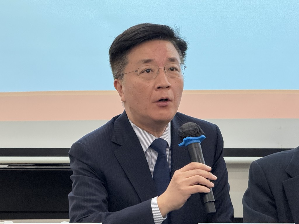 港大臨床醫學院兒童及青少年科學系臨床教授葉柏強指出，從小學階段升讀中學的過程中，學生的開心程度持續下跌。