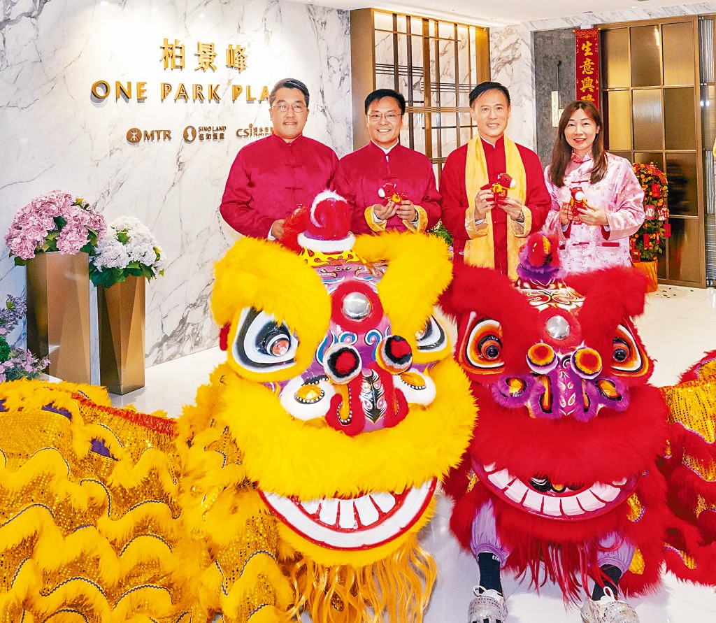 信和田兆源（右二）表示，將軍澳日出康城海瑅灣短期內上載，季內正式推盤。