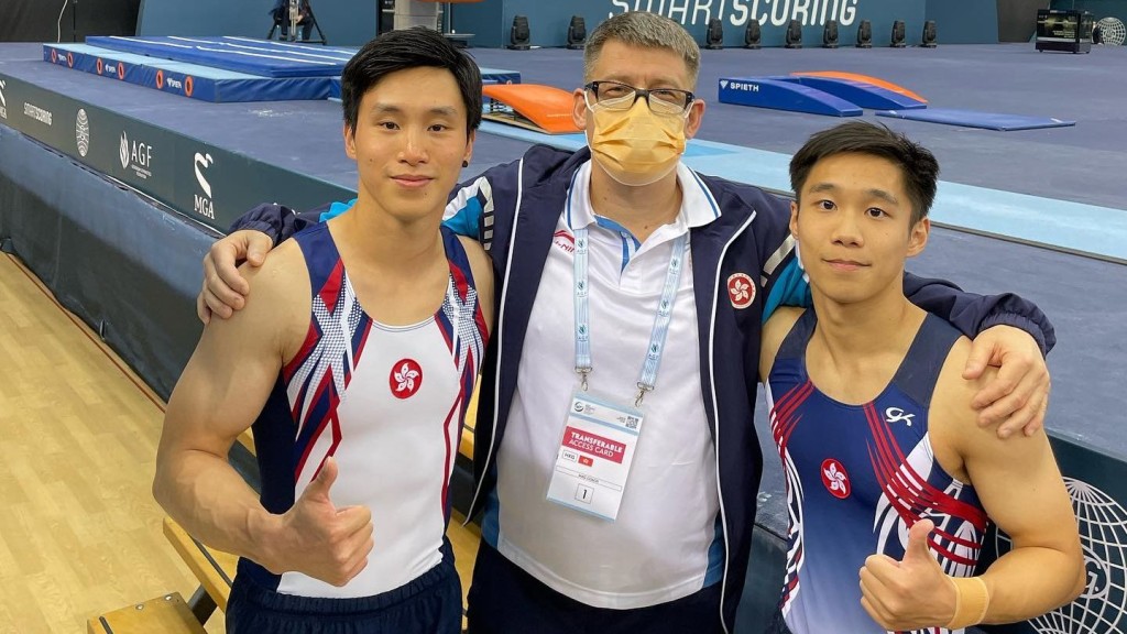 石偉雄(左起)、港隊教練塞治及吳家祺正在波蘭訓練。石偉雄Facebook圖片