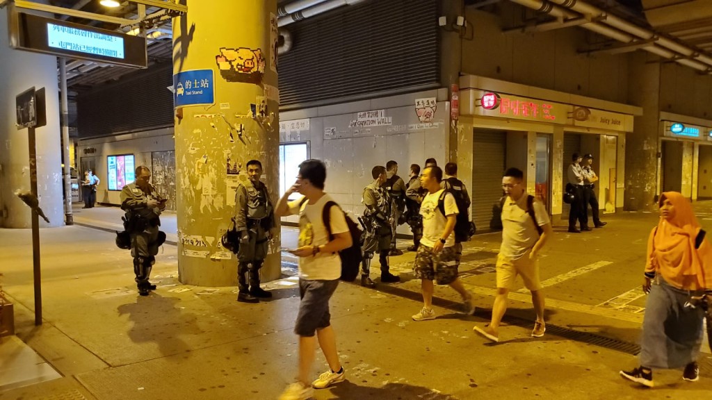 防暴警察在西鐵站戒備
