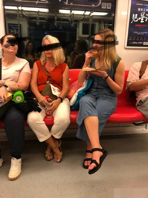 南京地铁被指对在车厢内饮食的乘客选择性执法。网图
