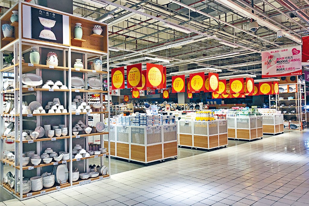 高鑫零售于中国共有481家大卖场以及3家中型超市，将加强小型化和社区化下店铺布局。