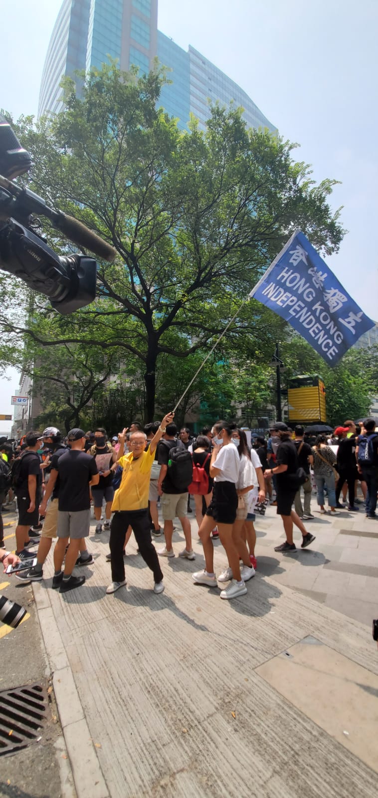 在場有人揮舞「港獨」旗。