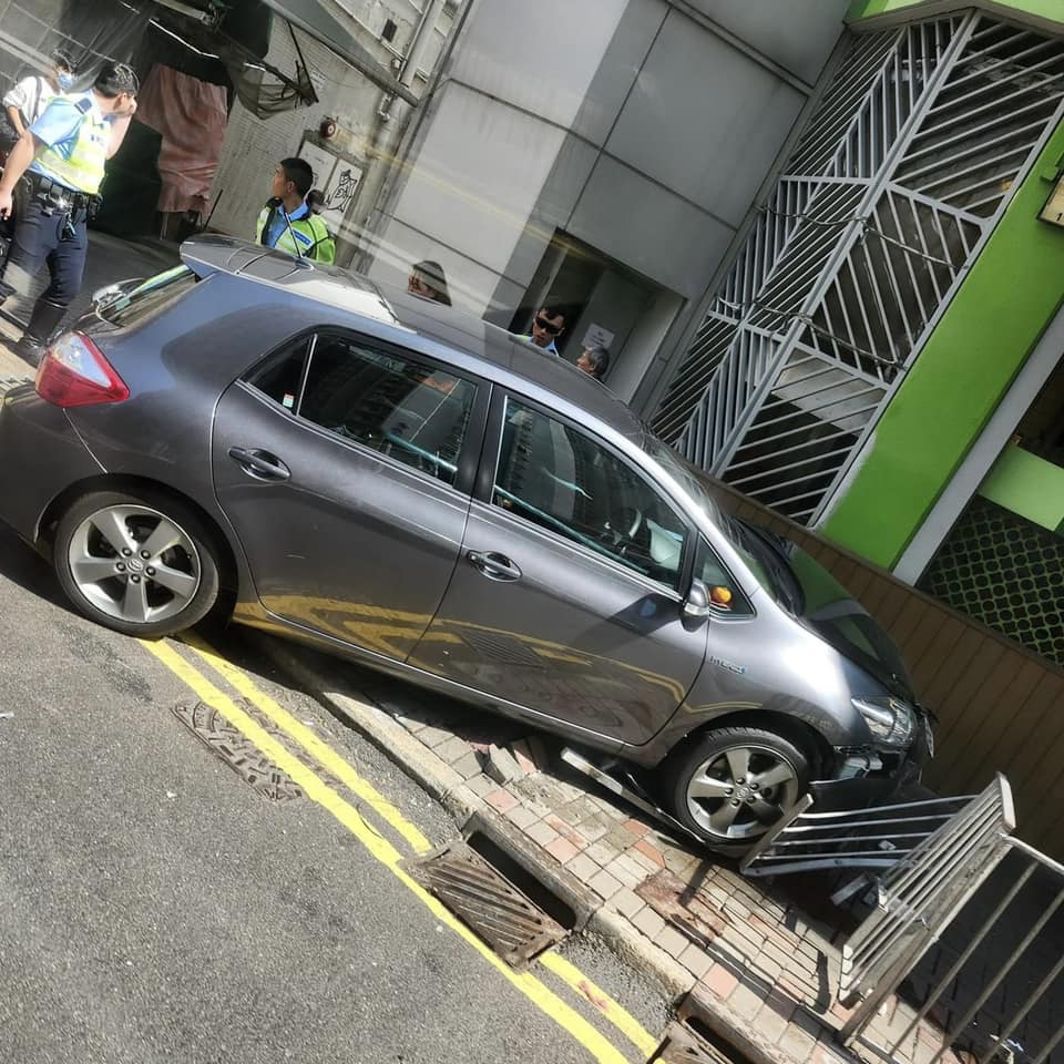私家車車頭損毀。fb馬路的事討論區圖片