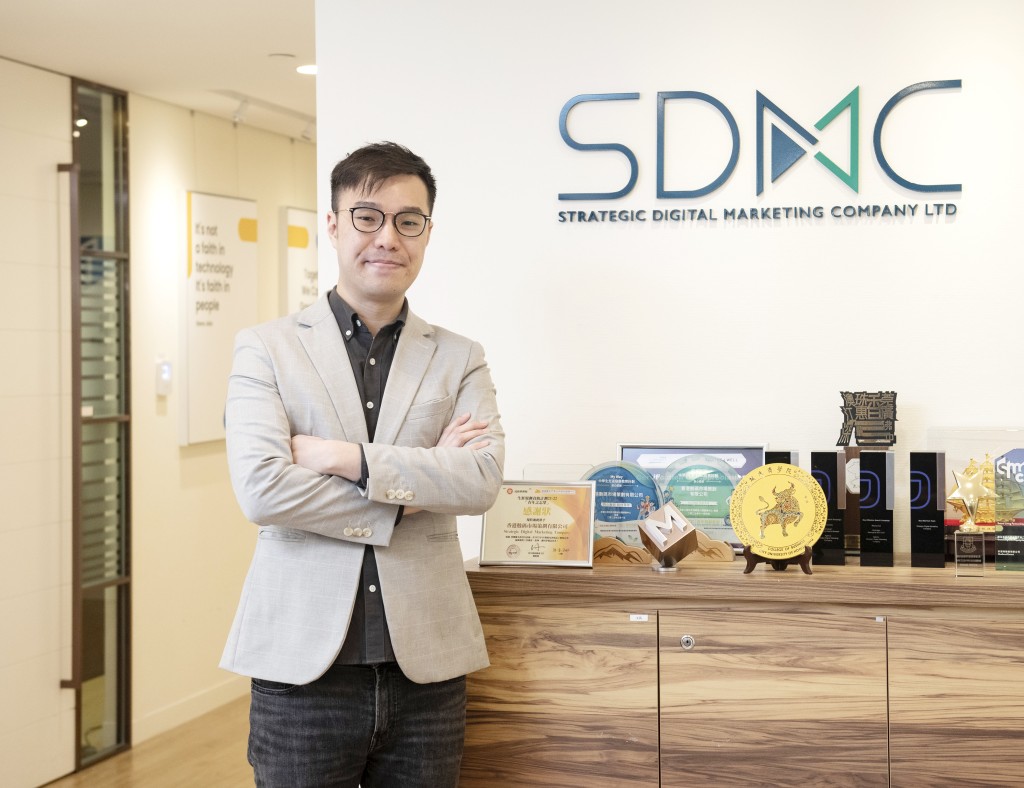 SDMC聯合創辦人兼行政總裁譚景鴻（Chris）表示採用「.hk」域名既可突顯香港品牌形象，亦有助加強SEO流量優勢。